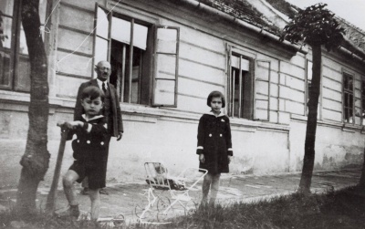 JB a szülői ház előtt