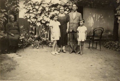 JB szüleivel és nővérével