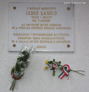 Leskó László emléktáblája szülőházán (fotó: masiktv.hu)