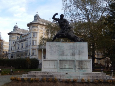 Emlékmű a Színház-parknál (fotó: Lakics Judit)